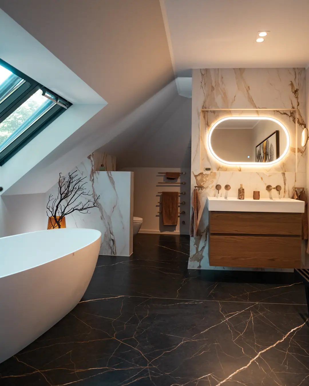 Modernes Marmorbad mit freistehender Wanne