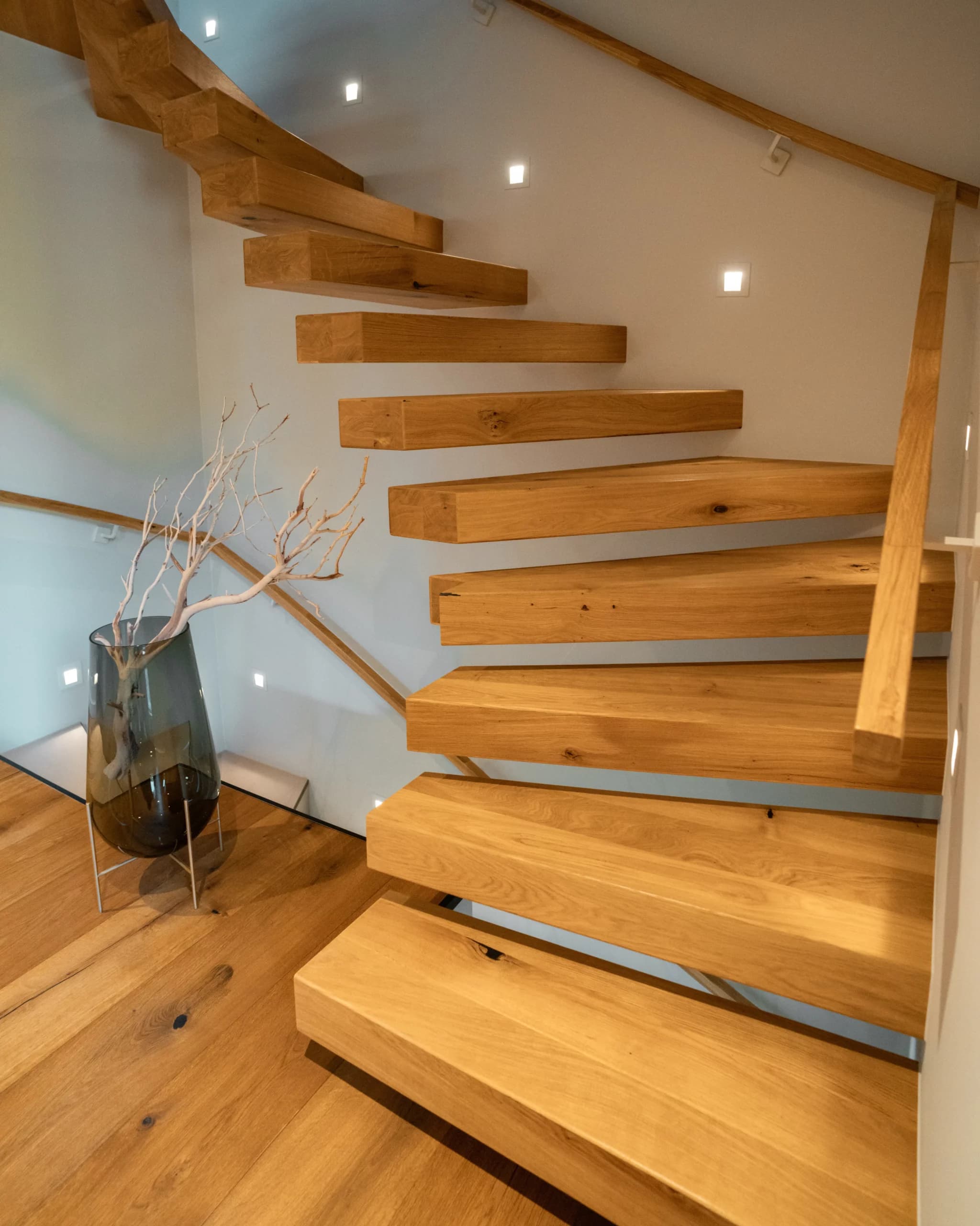 Schwebende Eichenholz-Treppe, hochwertig saniert