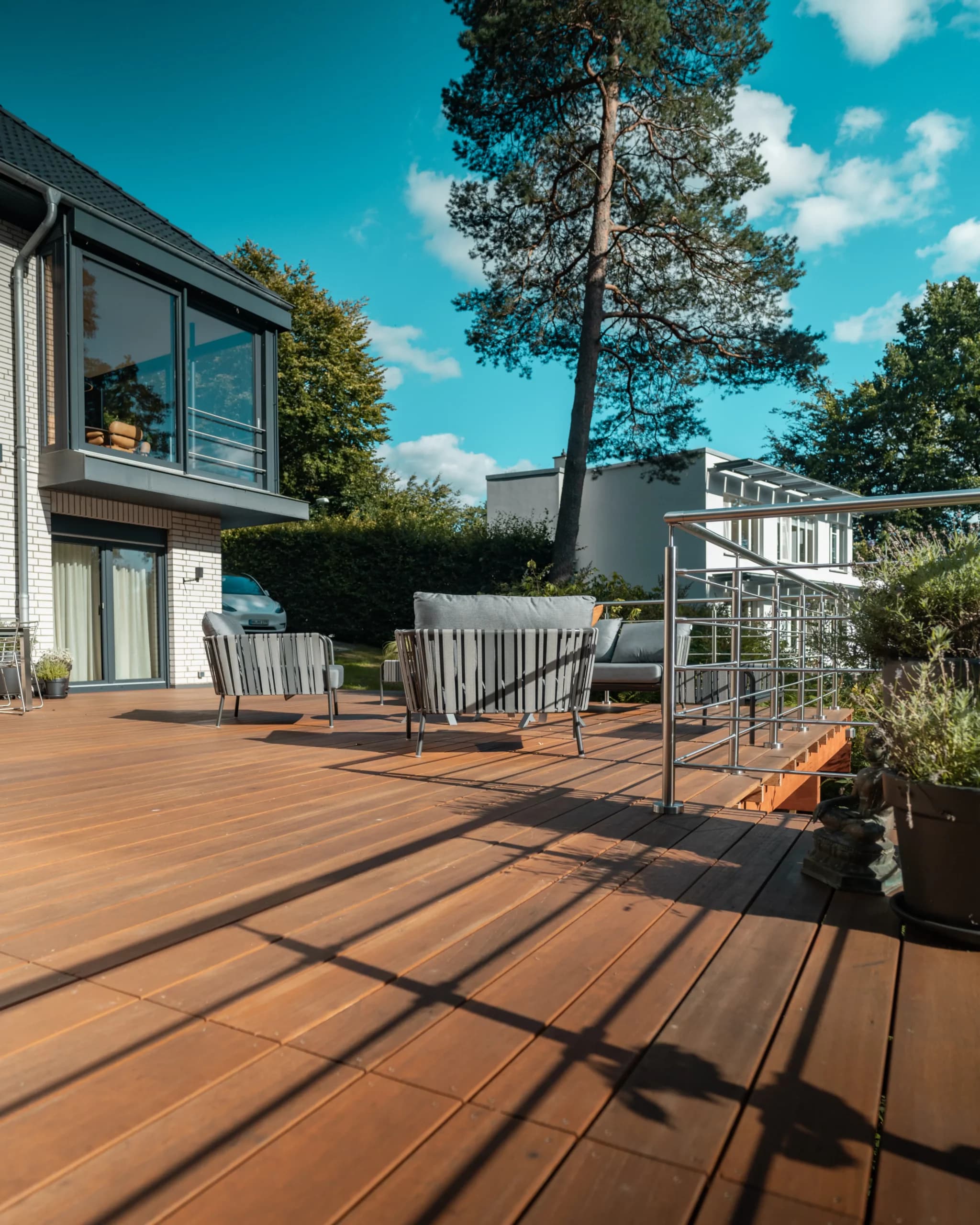 Sanierte Terrasse mit Holzdielen