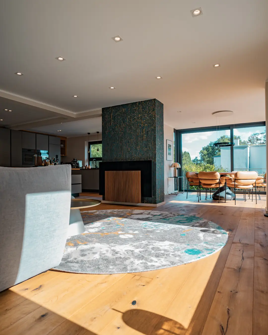Modernes Wohnzimmer mit Eichenboden nach der Sanierung